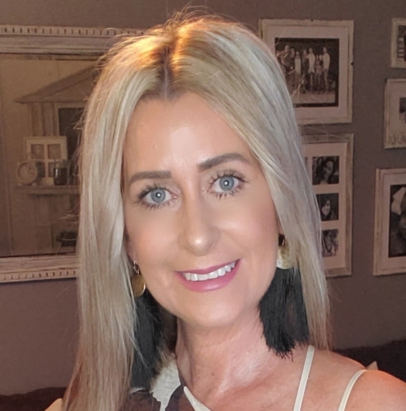 Profile Picture of Tara Johnston behling (@loleighpop2) on Poshmark