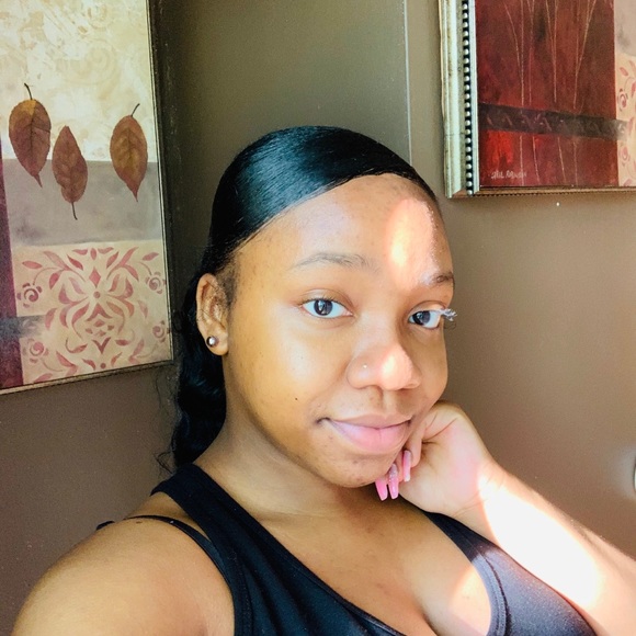 Profile Picture of Leanajia Hollie (@lhollie) on Poshmark