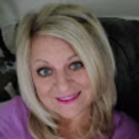 Profile Picture of Lisa Bugansky (@lisabug2909) on Poshmark