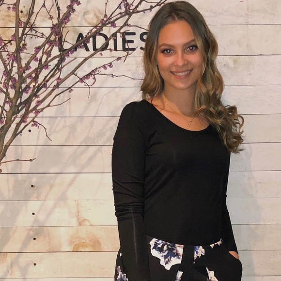 Sophia Tsoulos - Poshmark Profile Picture of Sophia Tsoulos (@sophia_tsoulos) on Poshmark