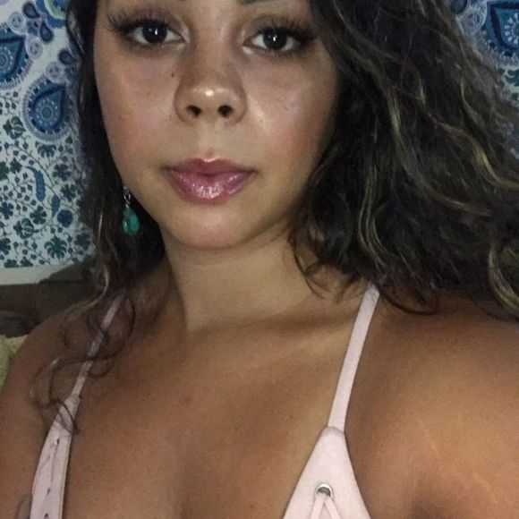 Profile Picture of Kelsey Putney (@pandastar4) on Poshmark