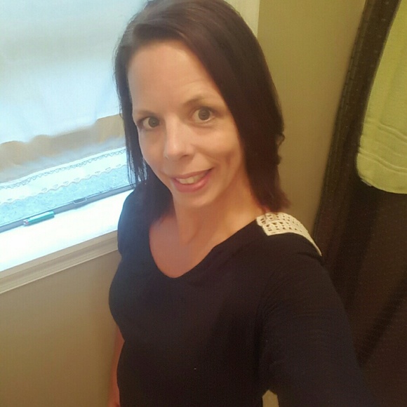 Profile Picture of Laura Morrissey (@lolam1973) on Poshmark