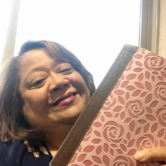 Profile Picture of Marion Campbell (@marioncampbe491) on Poshmark