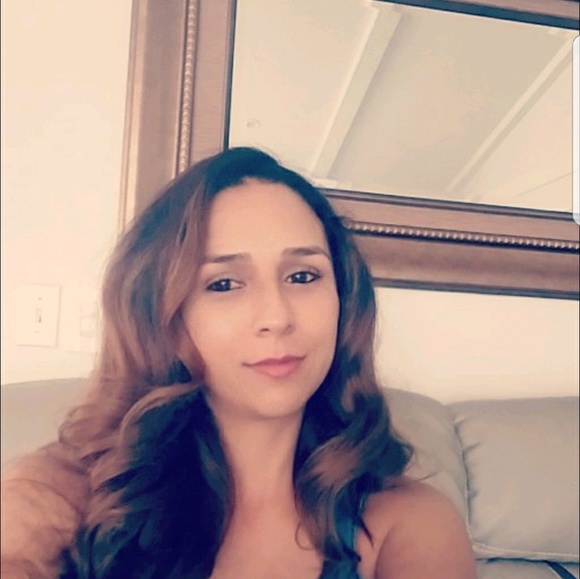 Profile Picture of Julia Bueno (@buenoj12) on Poshmark