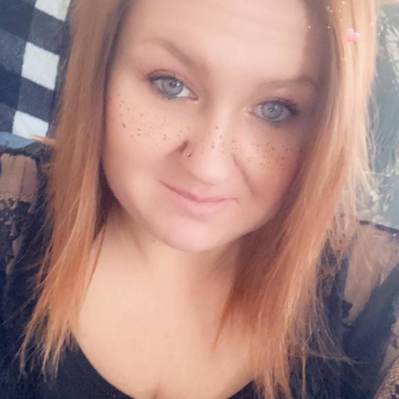 Profile Picture of Amanda Carlson (@carlsoam) on Poshmark