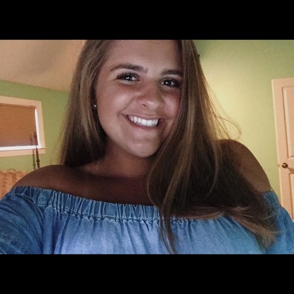 Profile Picture of Claire Allder (@claire_allder) on Poshmark