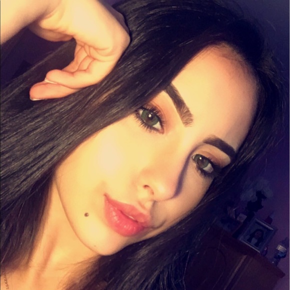 Profile Picture of Kim Alvarez (@kimberleyduddi) on Poshmark