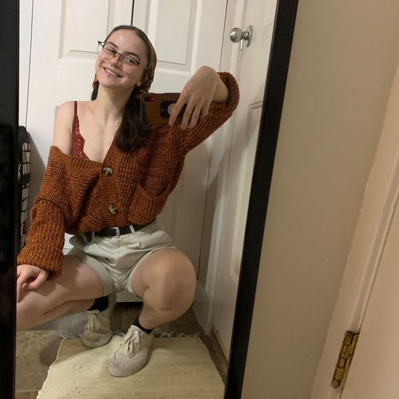 Profile Picture of Erynn Wilson (@erynn_wilson) on Poshmark