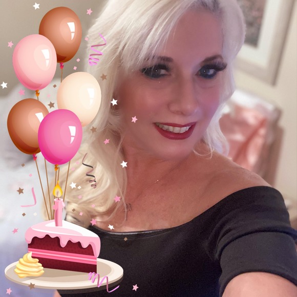 Profile Picture of Francine Delongchamp (@francinediane) on Poshmark