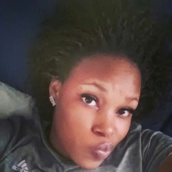 Profile Picture of Andrea Renee (@andrearenee3) on Poshmark