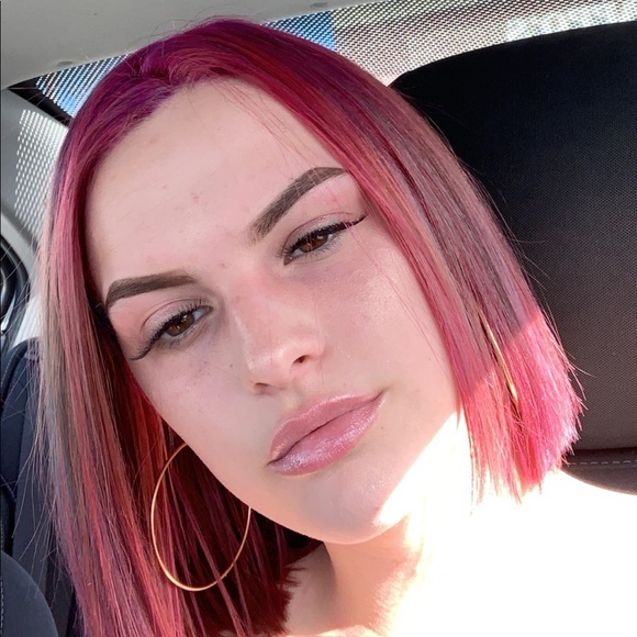 Profile Picture of Danielle Brammer (@daniellebrammer) on Poshmark