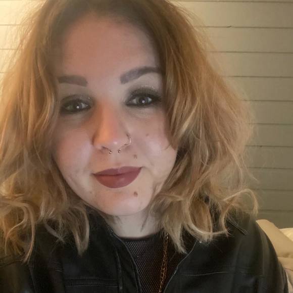 Profile Picture of Bella Schultz (@bella_schultz) on Poshmark