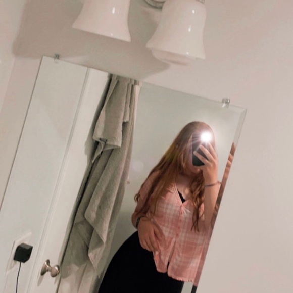 Profile Picture of Bella Edgington (@bellaedgingtonn) on Poshmark