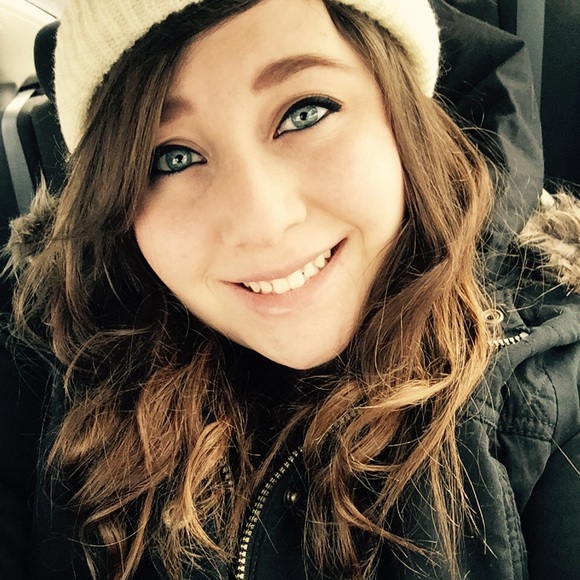 Profile Picture of Jessica Gedney (@jessgedney) on Poshmark