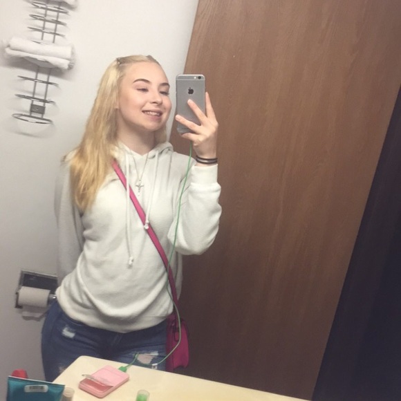 Profile Picture of Gabbi Howdershelt (@ghowdy23) on Poshmark