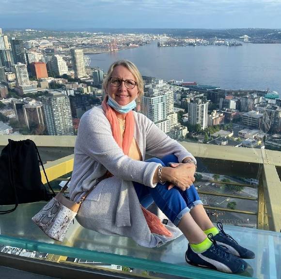 Profile Picture of Elsa Hansen (@elsavh) on Poshmark