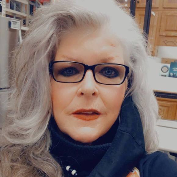 Profile Picture of Robin Leonard (@robinleonard) on Poshmark