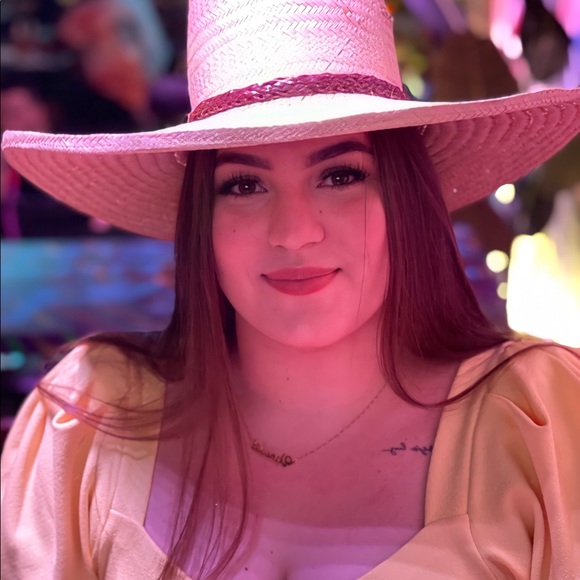 Profile Picture of Vanessa Micheten (@vanessamichetrn) on Poshmark