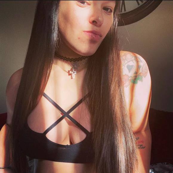 Profile Picture of Danni Cooper (@rockstar61194) on Poshmark