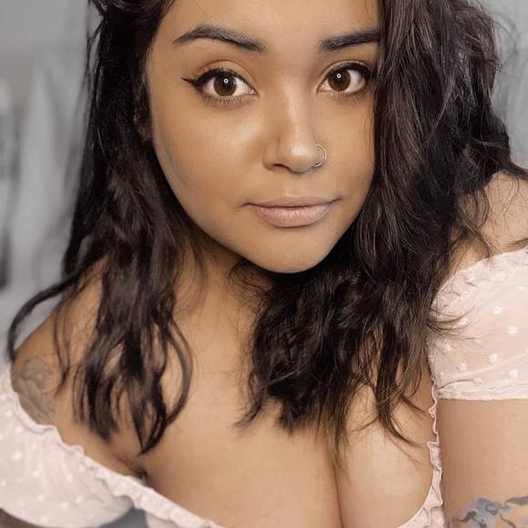Profile Picture of Acacia Halstensen-umipig (@acaciadhu) on Poshmark