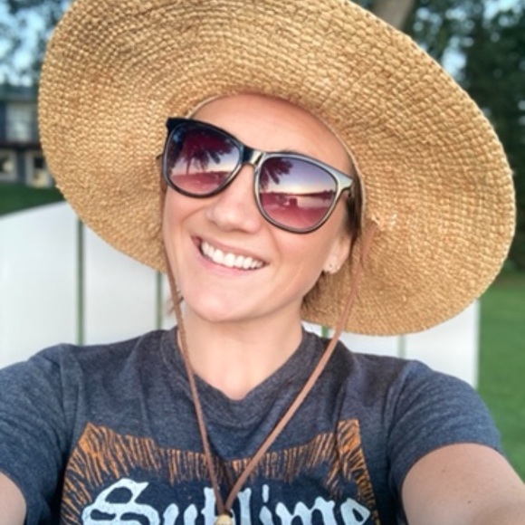 Profile Picture of Corinne Larsen (@cmhogendorf) on Poshmark