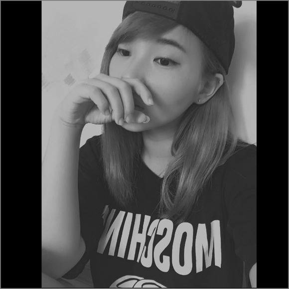 Profile Picture of Qianyi Qiu (@sinyeeeeee) on Poshmark