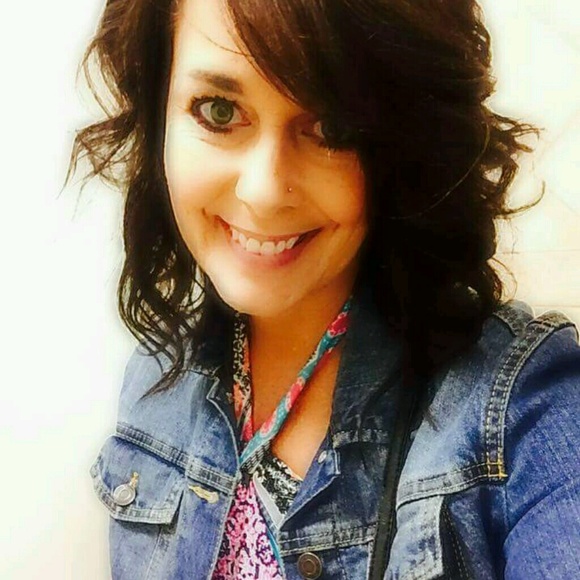 Profile Picture of Dawn Finch (@daisyrenee66) on Poshmark