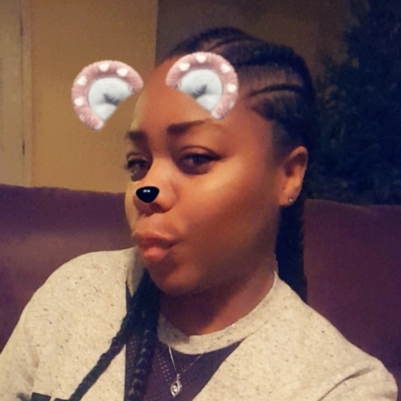 Profile Picture of Alecia Wilcox (@aleciasw) on Poshmark