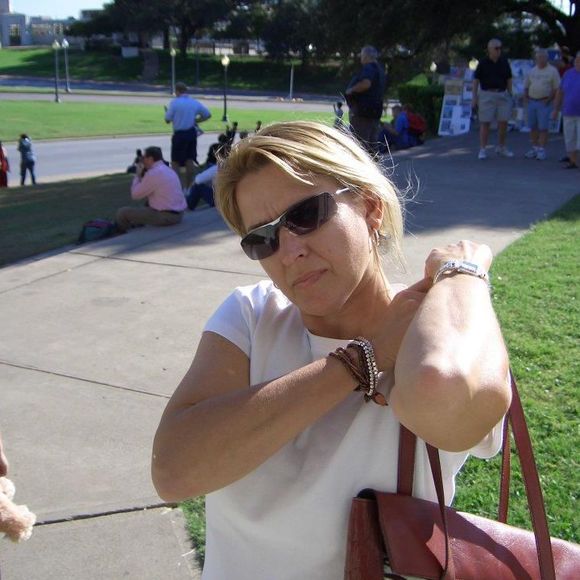 Profile Picture of Amy Komack (@alowellk) on Poshmark