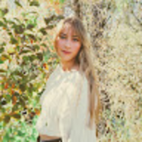 Profile Picture of Aspen Malkuch (@aspenm909) on Poshmark