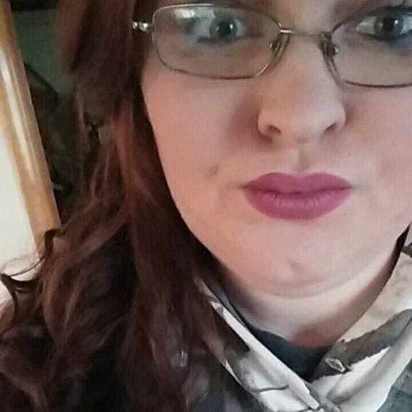 Profile Picture of Ashlee Brasure (@ashabee94) on Poshmark