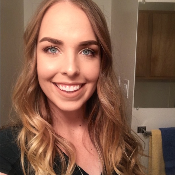 Profile Picture of Danielle Frybarger (@frybargerd) on Poshmark