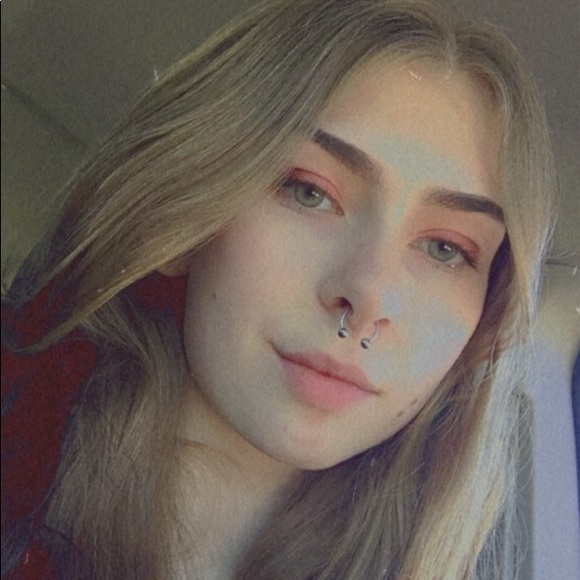 Profile Picture of Cassandra Paulson (@bvyi) on Poshmark