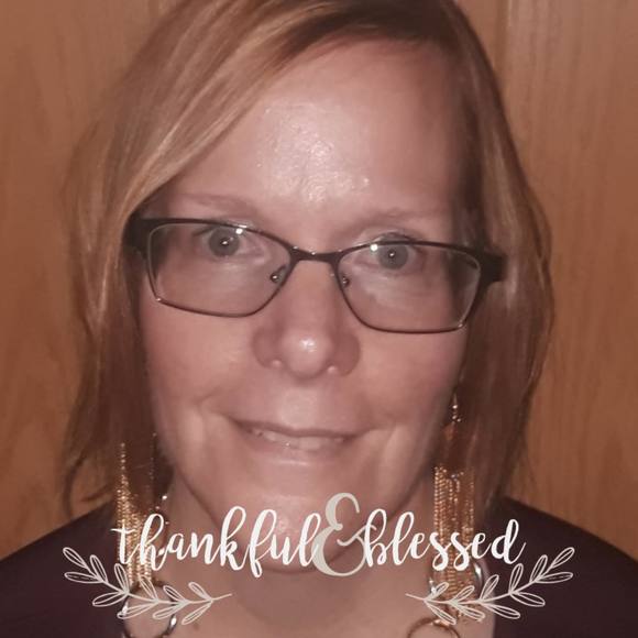 Profile Picture of Lynette Schneider (@ljshappy) on Poshmark