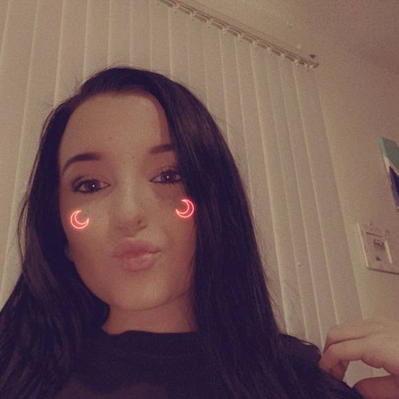 Profile Picture of Jennifer Crustsinger (@jcrustsinger) on Poshmark