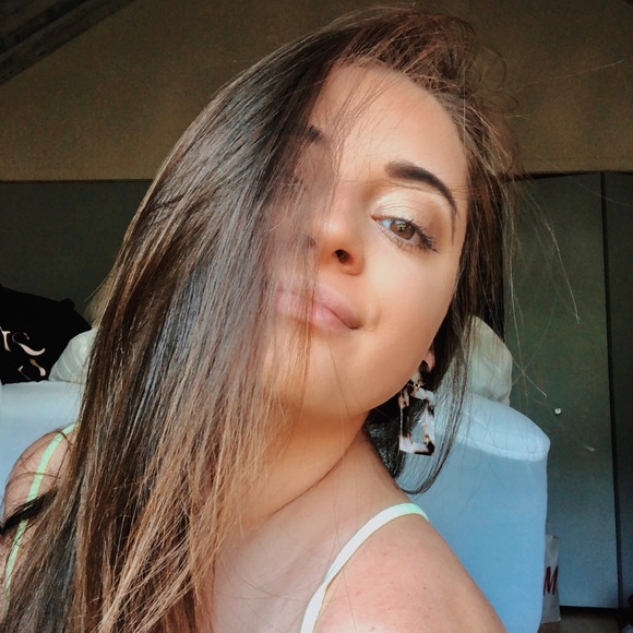 Profile Picture of Gabriella Neurock (@gabneu) on Poshmark