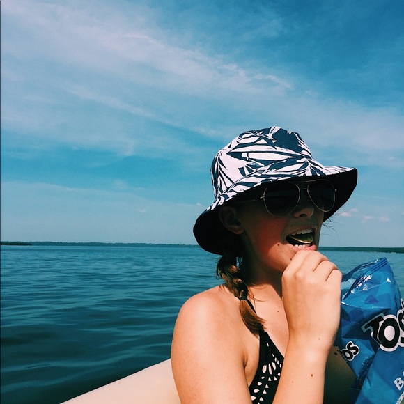 Profile Picture of Taylor Samuelson (@taylorsam110) on Poshmark