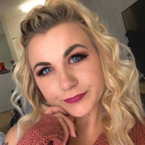 Profile Picture of Danielle Hicks (@dhicks4) on Poshmark