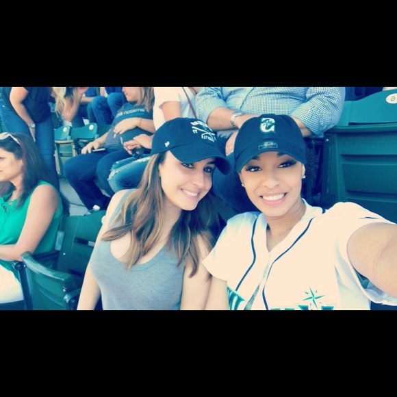 Profile Picture of Glynis Moore (@glynis_moore) on Poshmark