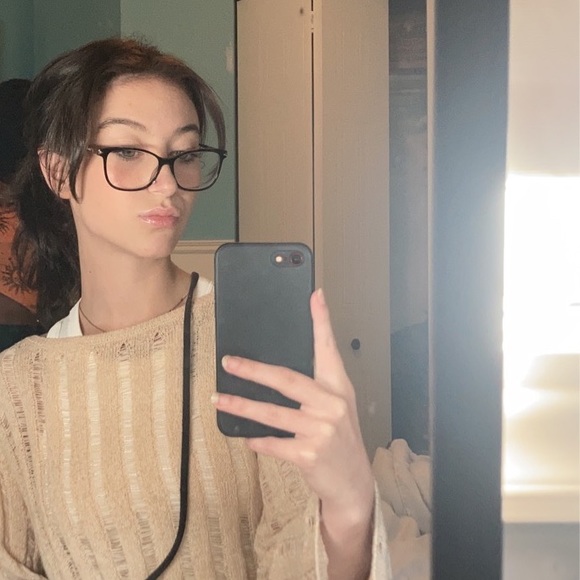 Profile Picture of Elodie Dagenais (@elodiedagenais) on Poshmark