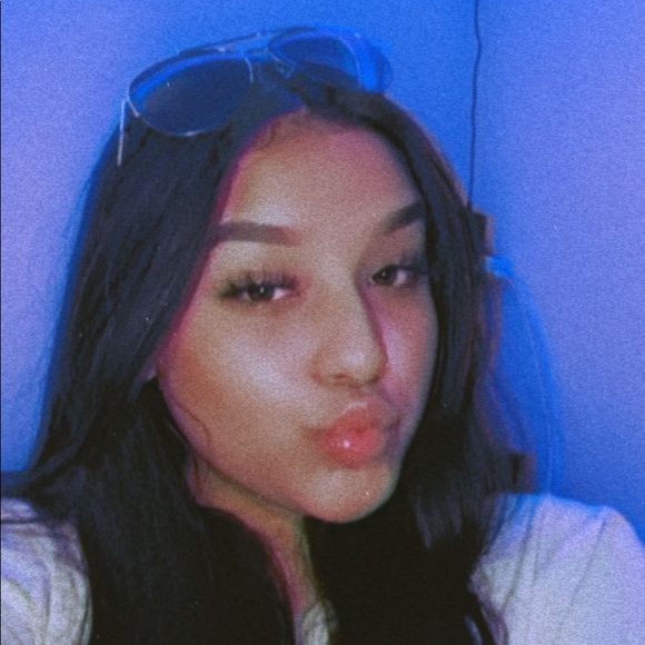 Profile Picture of Jasmine Corona (@jasmiiinee3) on Poshmark