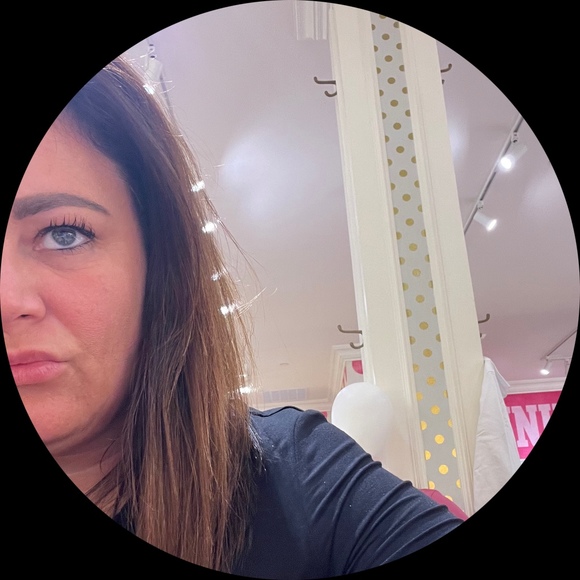 Profile Picture of Jennifer Heeshey (@hersheyjennifer) on Poshmark