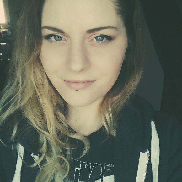 Profile Picture of Linsey Zipfel (@shieldmaiden90) on Poshmark