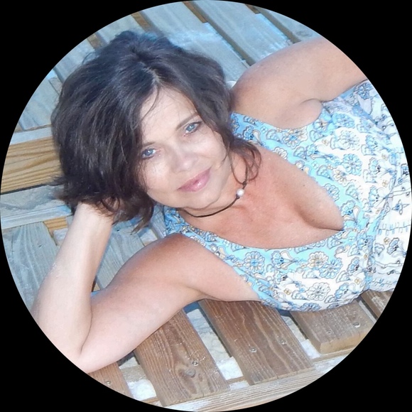 Profile Picture of Rhonda Entsminger (@rene343) on Poshmark