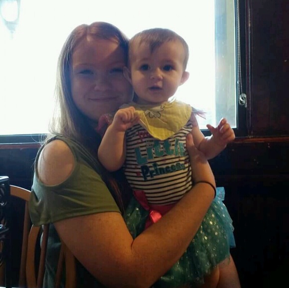 Profile Picture of Angela Root (@angelaroot1997) on Poshmark