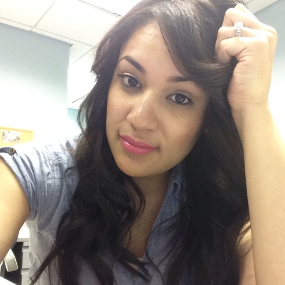 Profile Picture of Melanie Claudio (@melc84) on Poshmark