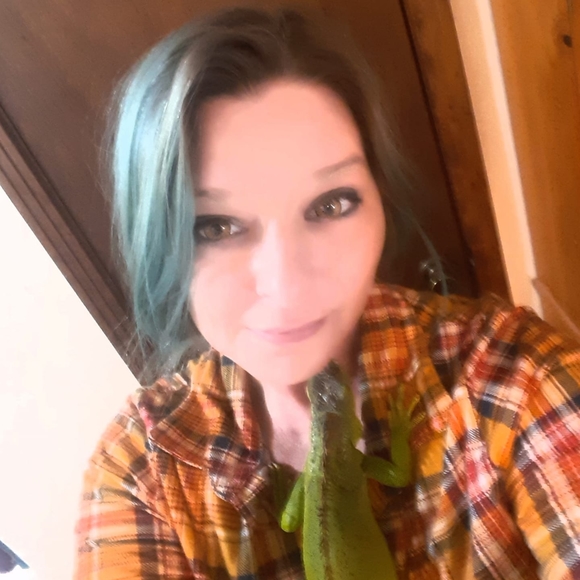 Profile Picture of Tara Bonee (@tarabonee) on Poshmark