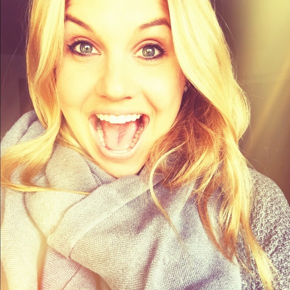 Profile Picture of Kelsey Minarik (@venicedesigns) on Poshmark