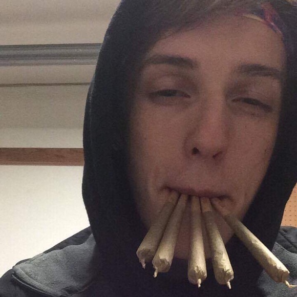 Profile Picture of Sean Devinger (@sdevinger420) on Poshmark