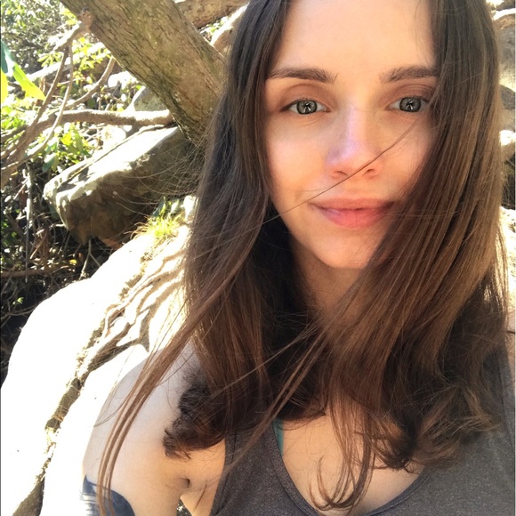 Profile Picture of Viktoriia Fedosova (@whatsuptori) on Poshmark